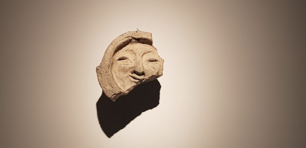 국립경주박물관에 전시된 얼굴무늬 수막새 ‘신라 천년의 미소’.
