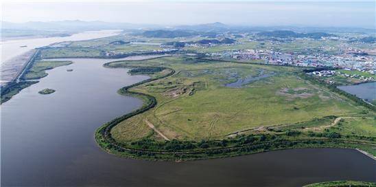 수도권매립지 제4매립장에 주변지역 홍수 예방을 위해 조성한 저류지인 ‘안암호’ 전경. 수도권매립지공사 제공