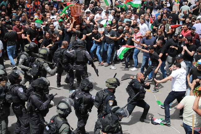 이스라엘 경찰이 14일 예루살렘에서 <알자지라> 기자의 관을 운구하는 사람들을 공격하고 있다. 예루살렘/신화 연합뉴스