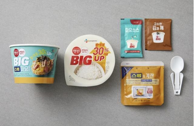 CJ제일제당이 판매 중인 '햇반컵반 빅(BIG)' 구성품 이미지. 해당 제품은 최근 원재료를 국내산 쌀에서 미국산 쌀로 변경했다. CJ더마켓 홈페이지 캡처