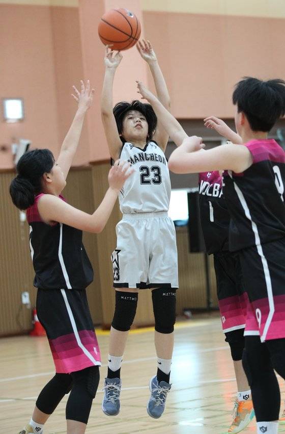 농구뿐 아니라 스포츠와 친해질 환경이 부족하지만 여자아이들은 꾸준히 문을 두드리고 있다. 2021년 제50회 소년체전에서 열린 만천초등학교와 월배초등학교의 여자농구 경기 모습.