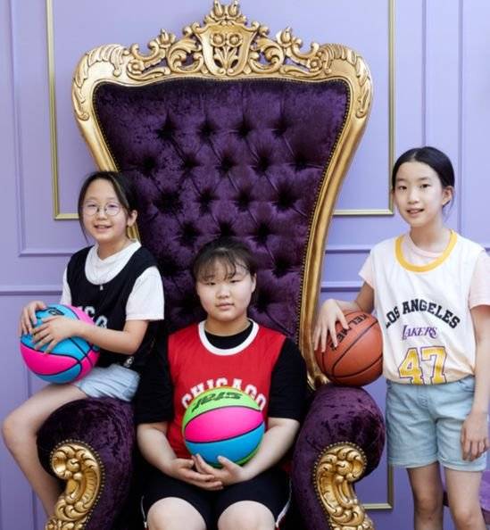 여자농구를 가르치는 스타피쉬의 실내체육관 유고걸에서 유은서·김시현·김채원(왼쪽부터) 학생기자가 농구의 기초를 배웠다.