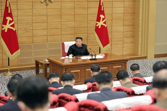 북한 김정은 국무위원장이 지난 15일 조선노동당 중앙위원회 정치국 비상협의회를 주재하고 방역대책을 논의했다. 뉴스1