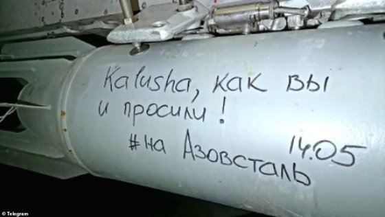 러시아군이 우크라이나 남부 항구도시 마리우폴 공격에 사용한 것으로 추정되는 폭탄 겉면에 러시아어로 &quot;당신이 부탁한 대로, 칼루시(유로비전 우승 밴드)! 아조우스탈을 위해서&quot;라는 글귀가 적혀있다. [페트로 안드루셴코 마리우폴 시장 보좌관 텔레그램]