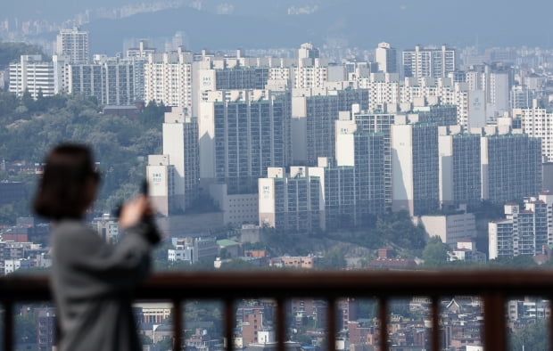 지난 2, 3월 하락했던 서울 집값이 지난달 상승 전환한 것으로 나타났다. 사진은 서울 중구 남산에서 바라본 시내 아파트. 사진=연합뉴스