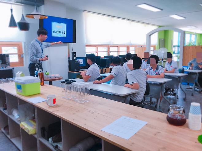 경북지역 한 특수학교에서 학생들이 바리스타 자격증 취득 과정 수업을 듣고 있다. 경북교육청 제공