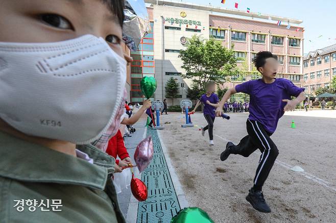 지난 2일 서울 서대문구 금화초등학교에서 열린 체육대회에서 학생들이 마스크를 벗고 계주를 하고 있다. 성동훈 기자