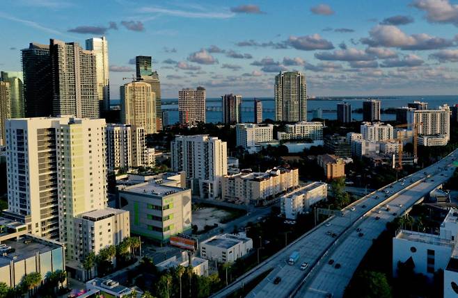 미국 플로리다주 마이애미의 아파트 건물들. 마이애미는 포틀랜드, 오스틴, 뉴욕 등과 함께 미국에서 최근 월평균 임대료가 30% 이상 급등한 도시 중 하나다. Gettyimages/이매진스