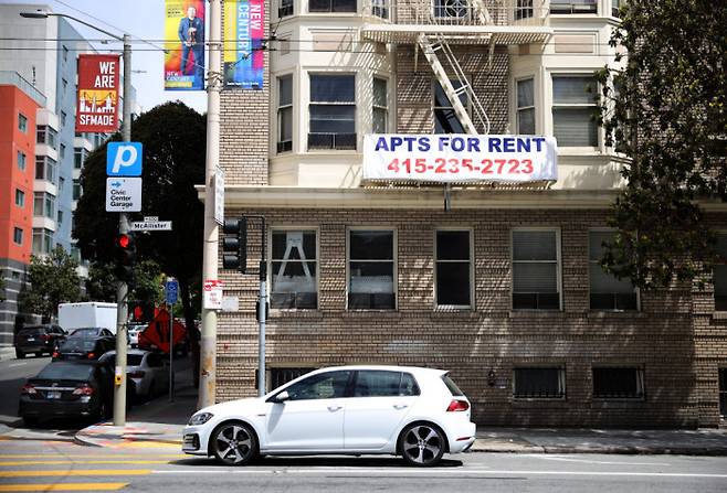 미국 캘리포니아주 샌프란시스코의 한 아파트 외관에 “임대용” 현수막이 걸려있다. 팬데믹 셧다운 기간 동안 하락한 샌프란시스코의 임대료는 다시 팬데믹 이전 수준으로 치솟았다. Gettyimages/이매진스