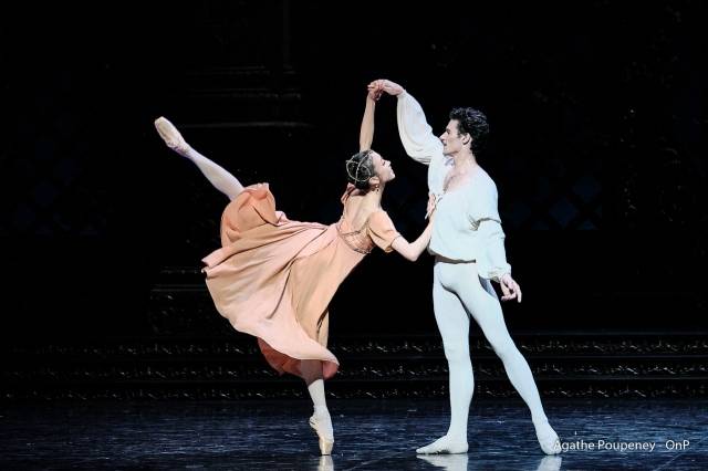 파리오페라발레의 '로미오와 줄리엣'에 출연중인 박세은과 폴 마르크 (c) Agathe Poupeney