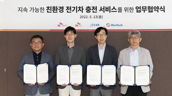 16일 SK렌터카가 ‘지속 가능한 친환경 전기차 충전 서비스를 위한 업무 협약’을 체결 후 기념 사진을 찍고 있다. (좌측부터) 김현수 SK렌터카 Mobility BM개발 본부장, 정우성 SK온 E-Mobility 사업부장, 이훈 에바 대표이사, 홍영진 민테크 대표이사/사진제공=SK렌터카