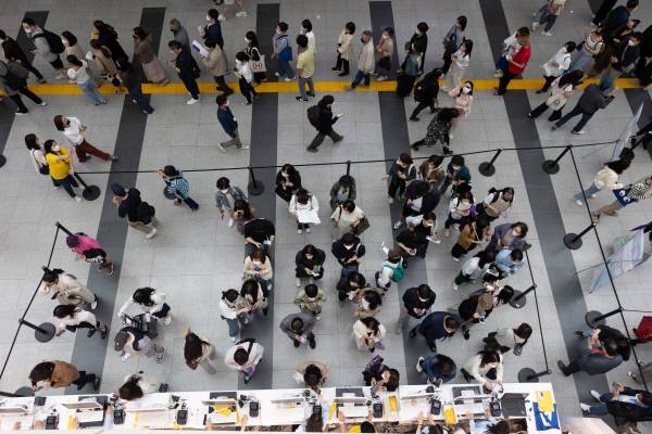 아트부산에서 전시장에 입장하기 위해 관객들이 티켓을 구매하거나 줄을 서서 기다리고 있다. 아트부산쇼 제공.