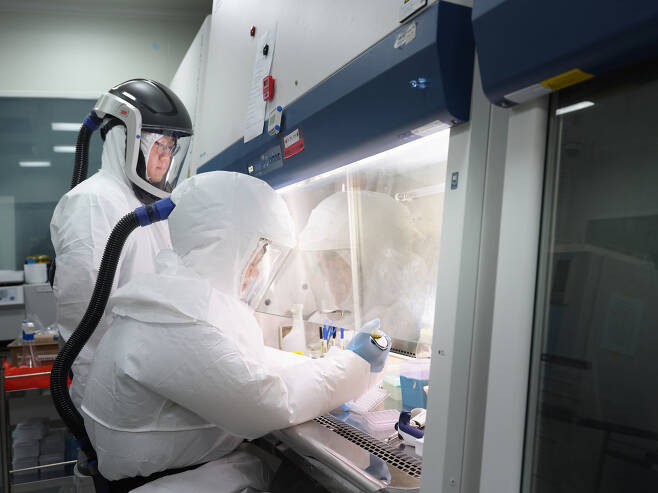 신종바이러스 융합연구단이 한국화학연구원 BL3 실험실에서 코로나19 백신, 치료제 후보물질을 연구하고 있다.[한국화학연구원 제공]