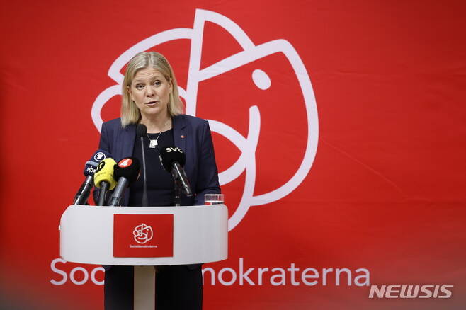 [스톡홀름=AP/뉴시스] 마그달레나 안데르손 스웨덴 총리가 15일(현지시간) 스톡홀름 사회민주당 당사에서 기자회견을 열고 있다. 2022.05.16