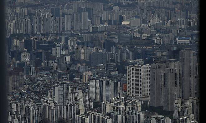 지난 12일 서울 송파구 롯데월드타워 전망대 서울스카이에서 바라본 서울시내 아파트의 모습. 뉴시스