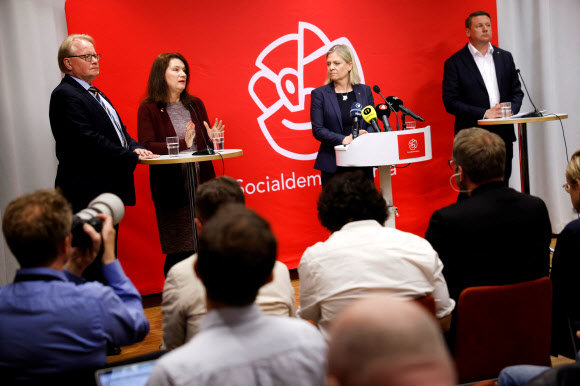 나토 가입 신청 결정 밝히는 스웨덴 총리 - 마그달레나 안데르손 스웨덴 총리(왼쪽에서 3번째)가 15일(현지시간) 스톡홀름의 집권 사회민주당 당사에서 특별회의를 마친 뒤 국방장관, 외무장관 등과 함께 기자회견을 하고 있다. 사회민주당은 이날 회의에서 스웨덴의 나토 가입을 지지하기로 결정했다. 2022.5.16 스톡홀름 로이터/TT 연합뉴스