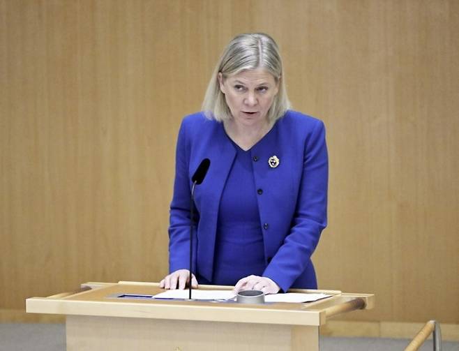 의회에서 발언하는 스웨덴 총리 - 마그달레나 안데르손 스웨덴 총리가 16일(현지시간) 북대서양조약기구(NATO·나토) 가입에 관한 의회 토의에 참석해 발언하고 있다. 2022. 5. 16. 스톡홀름 EPA 연합뉴스
