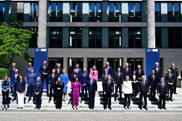 우크라 전쟁 논의 후 사진 찍는 나토 외무장관들 - 안나레나 배어복(앞줄 왼쪽에서 5번째) 독일 외무장관, 미르체아 제오아너(앞줄 왼쪽에서 6번째) 북대서양조약기구(NATO 나토) 사무차장, 토니 블링컨(앞줄 오른쪽에서 4번째) 미국 국무장관 등 나토 외무장관들이 15일 독일 수도 베를린에서 비공식 회의 뒤 기념사진을 찍고 있다. 이들은 회의에서 러시아-우크라이나 전쟁과 스웨덴 핀란드의 나토 가입 등을 논의했다. 2022.5.16 베를린 AFP 연합뉴스