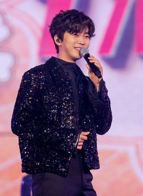 Singer Lim Young-woong topped the list of Mr. Trotpic Weekly Voting Men Singer.On the 16th, Mr. Trotstar Voting Web service, Mr. Trotpick, released the results of Weekly Voting, which ran from 9th day to 15th.Voting results showed Lim Young-woong topped the list with 636,560 points in the mens Singer category.Lim Young-woong, who won the first place in the TV ship Tomorrow is Mr. Trot, attracted attention.He was loved by I believe only now, HERO, My love like a star, and Love always runs away.Lim Young-woong, who released his first full-length album IM Hero on the 2nd, became a Million Seller at once with over 1 million album pre-orders.Following Mnet M Countdown with the new song Can I Meet Again, MBC Show! Music Core also ranked first, becoming the second winner of Solo Day.Lim Young-woong, who is on a national tour, is scheduled to perform at 7:30 pm on the 20th, 6:00 pm on the 21st and 5:00 pm on the 22nd.