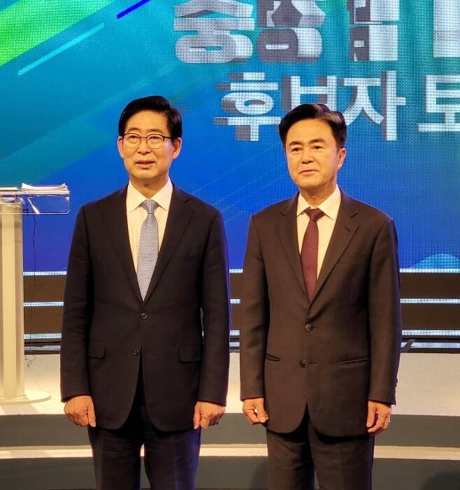 토론회에 앞서 사진촬영 하는 양승조(왼쪽), 김태흠 후보 [촬영 조성민 기자]
