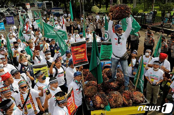 인도네시아에서 17일(현지시간) 팜유 수출금지 중단을 촉구하는 시위가 벌어졌다. © 로이터=뉴스1 © News1 정윤영 기자