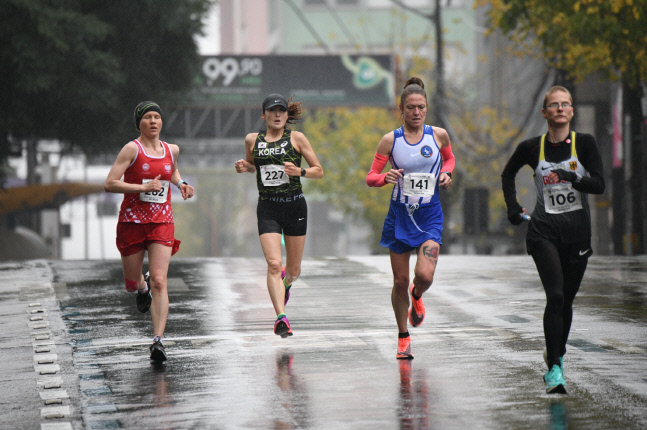 브라질 카시아스두술에서 열린 육상 여자 마라톤 경기 중인 오상미(좌측 두 번째)