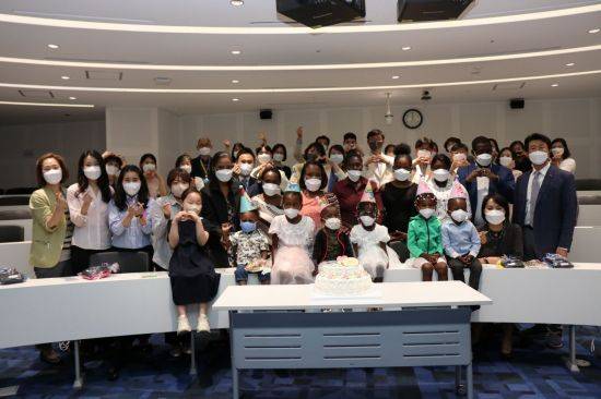 아이티 어린이들의 퇴원을 축하하기 위해 삼성서울병원 심장뇌혈관병원이 마련한 기념행사. 아이들은 20일 아이티로 귀국한다.