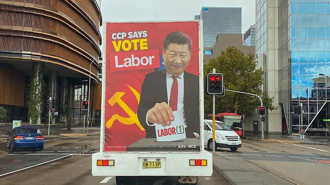 호주의 보수적 로비단체인 '어드밴스 오스트레일리아'가 고용한 차량이 시진핑이 야당인 노동당 후보에 투표하는 사진을 걸고 거리를 달리고 있다. 집권당인 자유국민연합은 "노동당이 중국에 유화적"이라고 비난한다. /AP 연합뉴스