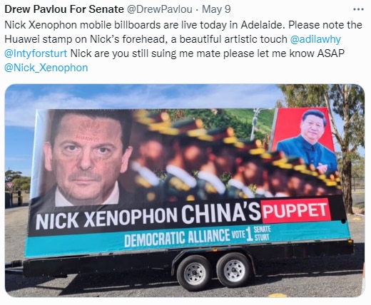 지난 9일 호주 사우스오스트레일리아 주의 애들레이드에 나타난, 주의 연방 상원의원 닉 제너폰을 중국의 꼭두각시로 몬 차량 빌보드 사진. 이마에는 화웨이 로고가 찍혔다. /트위터