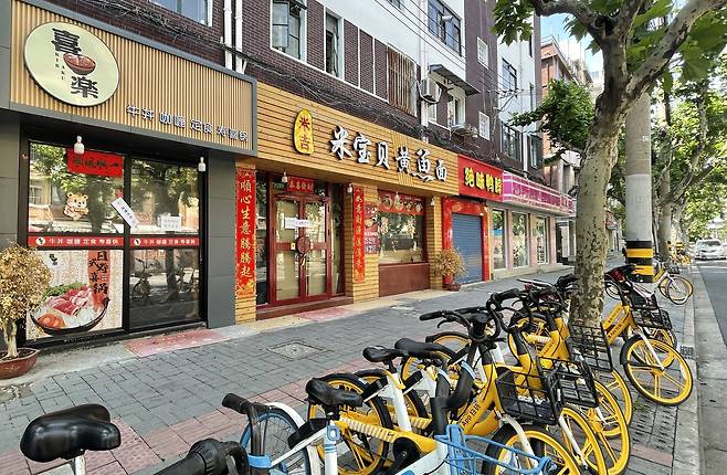 14일 봉쇄된 중국 상하이의 한 음식점 출입문에 봉인 스티커가 붙어 있다. 상하이의 상점들은 이르면 3월 초중순부터 운영 중단 지시를 받아 두 달 넘게 장사를 하지 못하고 있어 많은 중소기업과 자영업자들이 존폐의 갈림길에 놓인 상태다.