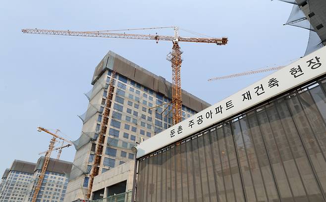 17일 오후 서울 강동구 둔촌주공 재건축단지에 타워크레인이 멈춰서 있다. /뉴스1