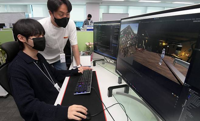 한글과컴퓨터가 메타버스와 인공위성을 중심으로 새 활로 찾기에 속도를 낸다. 176일 경기도 성남시 한컴프론티스에서 개발자들이 새로운 메타버스 플랫폼 개발에 매진하고 있다. 이동근기자 foto@etnews.com