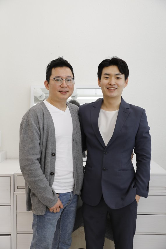 '롤리펌'을 개발한 헤어디자이너 김현 원장(오른쪽)과 KT알파 장대훈 부장