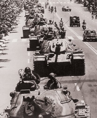 광주시내를 장악하기 위해 도청으로 진입하는 계엄군의 탱크 행렬. 518기념재단