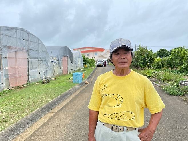 멜론과 사탕수수 농사를 짓는 나카자토 세이한(68)의 비닐하우스는 미사일 부대에서 불과 5m 거리에 있다. 뒤에 일본 육상자위대 미야코지마 주둔지 건물이 보인다. 미야코지마/김소연 특파원