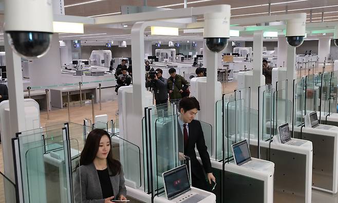 인천공항 제2여객터미널에서 관계자들이 자동출입국심사 시스템을 시연하고 있다. 연합뉴스