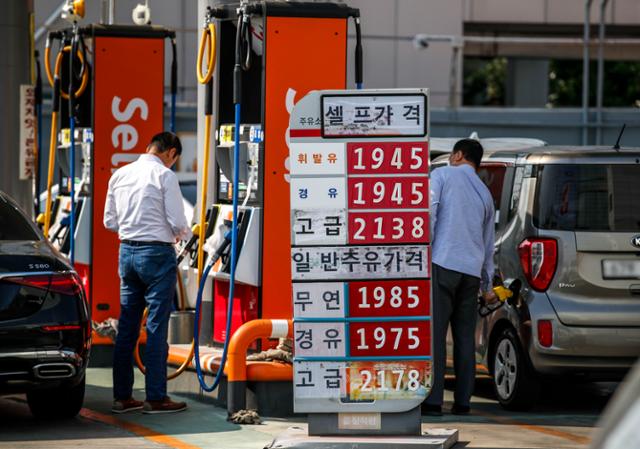 전국의 경유 가격이 휘발유 가격을 넘어선 현상이 지속되고 있는 17일 서울 시내 한 주유소에서 운전자들이 주유를 하고 있다. 뉴시스