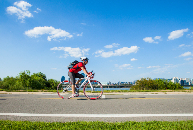 자전거 타기는 건강에 좋지만, 잘못 타면 오히려 근육에 무리를 줄 수 있어 주의해야 한다./사진=클립아트코리아
