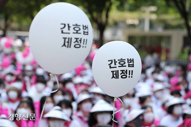 대한간호협회와 전국보건의료산업노조는 지난 12일 제51회 국제간호사의 날을 맞아 서울 광화문 동화면세점 앞에서 결의대회를 열고 간호법 제정을 촉구했다. 한수빈 기자