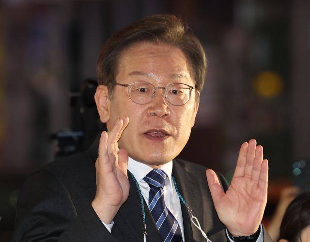 인천 계양을 보궐선거에 출마한 이재명 전 경기지사가 16일 오후 서울 마포구 홍대 앞에서 시민들에게 지지를 호소하고 있다. 연합뉴스