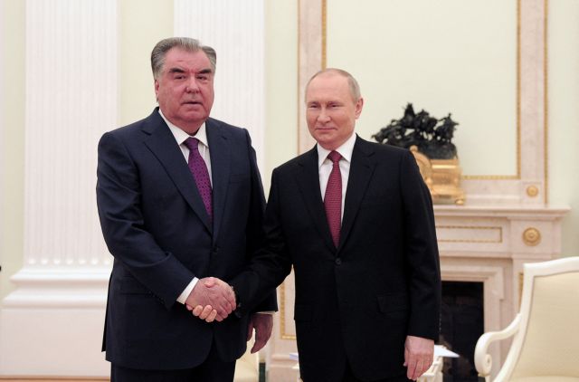 블라디미르 푸틴(오른쪽) 러시아 대통령이 16일(현지시간) 수도 모스크바에서 자국 주도로 열린 집단안보조약기구(CSTO) 회의에 참석한 에모말리 라흐몬 타지키스탄 대통령과 악수하고 있다. 로이터 연합뉴스