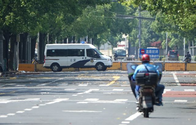 지난 14일 중국 상하이시의 창닝구와 민항구의 경계에 차량과 사람이 오갈 수 없도록 장애물이 설치된 모습. 연합뉴스