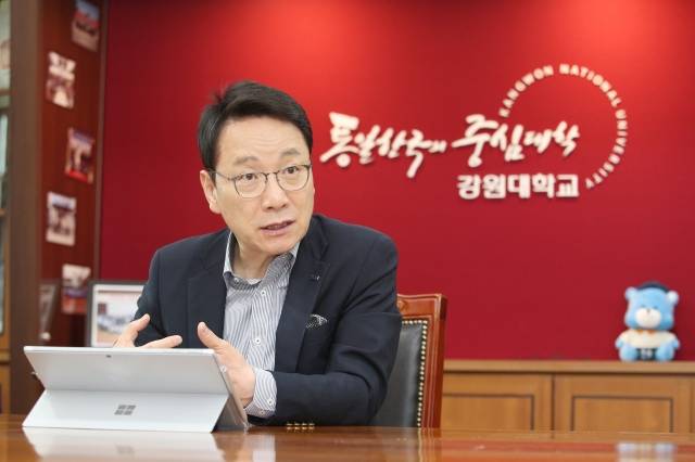 김헌영 강원대 총장은 국민일보와의 인터뷰에서 "대학 간 담장을 허물어 기업들의 요구에 부응하는 미래 핵심인재 양성에 나설 계획" 이라고 전했다. 사진=강원대학교 제공.