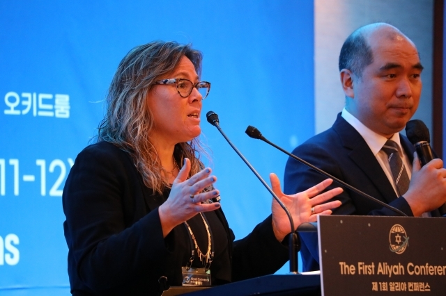 이스라엘 쥬이시 에이전시 CEO 아미라 아로노비즈가 알리야와 정착에 대한 강연을 하고 있다. 오른쪽은 통역하는 이주영   선교사.