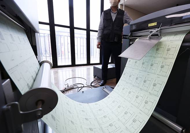 한 출력 인쇄업체가 제8회 전국동시지방선거 투표용지를 인쇄하고 있다. [연합]