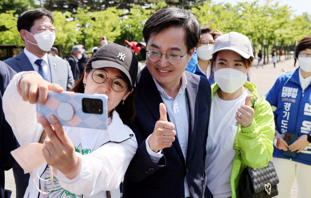 ▲유권자들과 기념 사진을 찍는 김동연 경기도지사 후보. ⓒ연합뉴스
