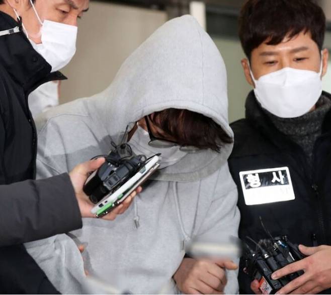 신변보호를 받는 여성의 가족을 살해한 이석준이 지난해 12월 서울 송파경찰서에서 검찰로 송치되고 있다. 뉴시스