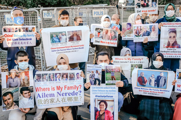 2020년 12월 30일, 이스탄불에서 중국의 위구르족 탄압에 반대하며 중국 당국에 실종된 가족을 찾아달라고 호소하는 위구르족의 시위가 열렸다. (사진=AFP 연합뉴스)