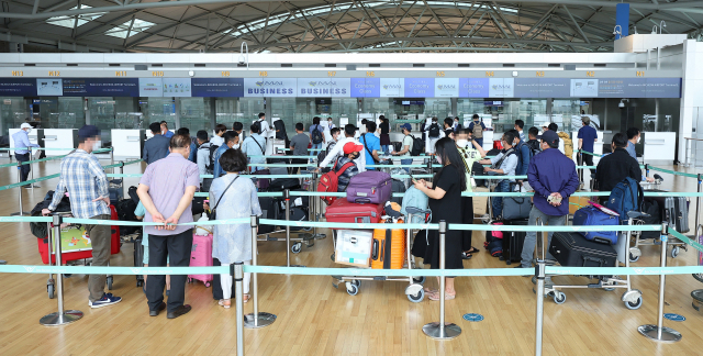 5월 13일 오후 인천국제공항 제1 여객터미널 출국장이 탑승객들로 붐비고 있다. 연합뉴스