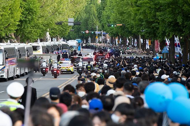 청와대 인근부터 경복궁역 방향으로 이어지는 효자로를 가득 메운 시민들이 문 전 대통령의 마지막 퇴근길을 배웅하고 있다.ⓒ시사IN 신선영